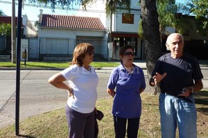 Archivo El Litoral Gerardo Testi, frente a su casa, junto a su esposa y una vecina, había hablado con El Litoral sobre la inseguridad, unos meses antes de ser asesinado.