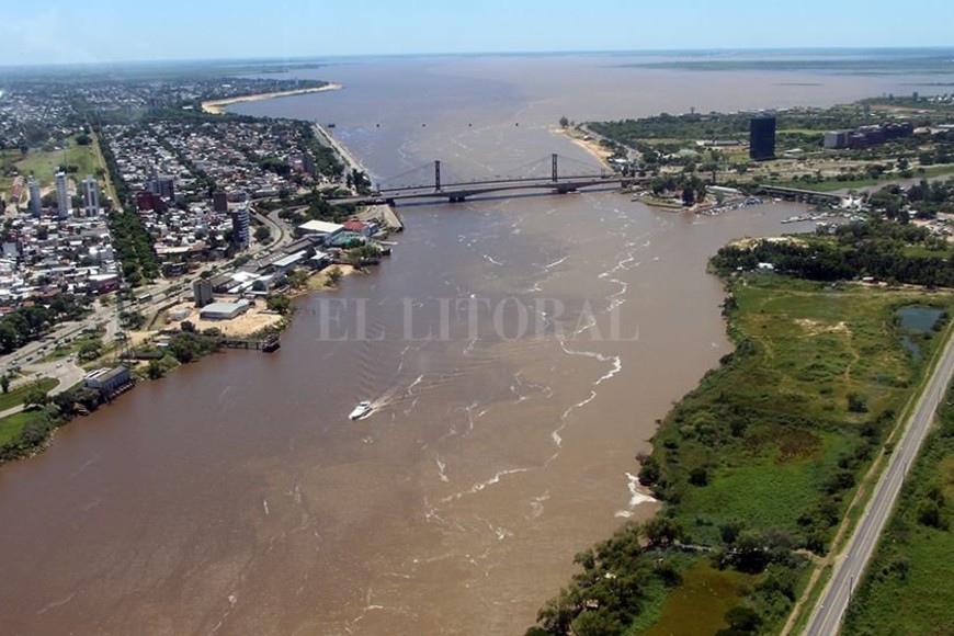 ELLITORAL_173215 |  Gentileza Gobierno de Santa Fe Sedimentos viajan kilómetros, desde Los Andes hacia la desembocadura del Paraná en el Río de la Plata, y pasan por Santa Fe ofreciendo esta imagen.