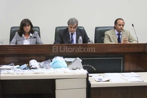 ELLITORAL_127900 |  Archivo / Pablo Aguirre El tribunal está integrado por la Dra. María Ivón Vella -presidente- y los vocales José María Escobar Cello (centro) y Luciano H. Lauría (derecha).