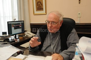 Flavio Raina En el despacho donde permanecerá hasta fines de 2017. Cuando digo estas cosas lo hago con mucha confianza; no me pongo como opositor político, no tengo ese interés , dice Mons. Arancedo.