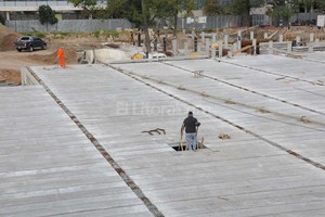 Flavio Raina 7.500 metros cuadrados de losa será la superficie cubierta de las 295 cocheras, que quedarán debajo de una capa de césped, sendas peatonales y una zona de juegos del parque.