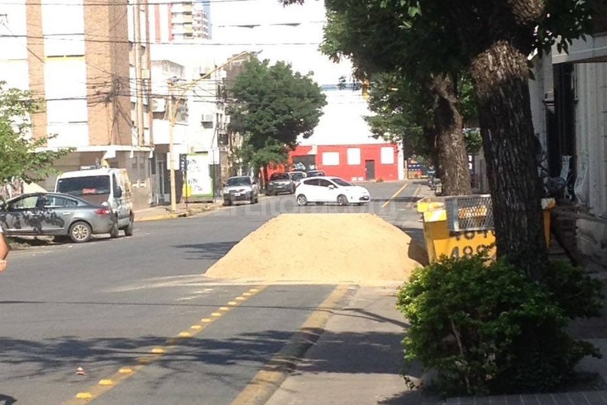 ELLITORAL_167755 |  Periodismo Ciudadano Postal urbana. En calle Ituzaingó, dos obras en construcción utilizaron la senda de bicicletas para depositar materiales.