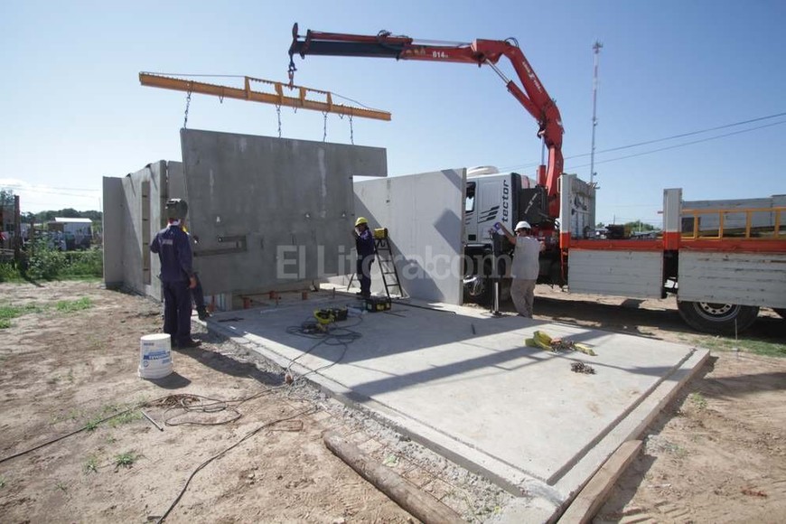 ELLITORAL_167769 |  Pablo Aguirre Premoldeados. Los bloques de hormigón que conforman las paredes y techos se unen para dar forma a los módulos habitacionales.