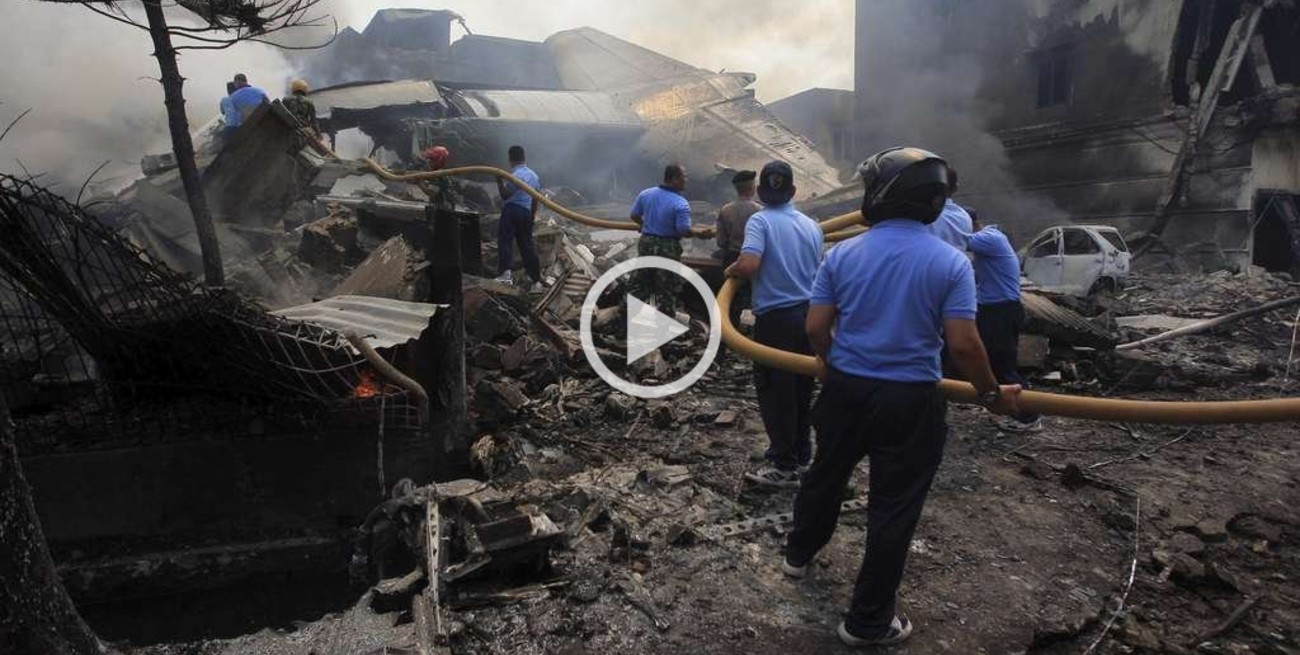 Indonesia: numerosos muertos al estrellarse un avión militar
