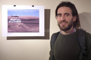 Gentileza Fich Edición 2015. El ganador del concurso del año pasado, Diego Gentinetta, junto a su imagen que tituló Pozo de agua .
