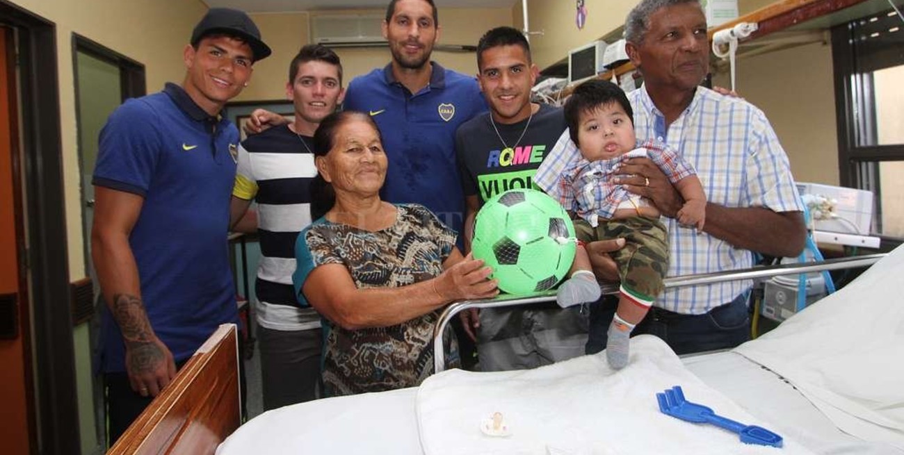 Jugadores de Colón y Boca entregaron juguetes en el Hospital de Niños
