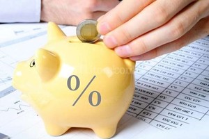 SUBEN LAS TASAS PARA QUE LA GENTE SE OLVIDE DEL DÓLAR. En un nuevo intento por tentar a los argentinos a que ahorren en pesos, el Banco Central incrementó las tasas de interés para las colocaciones a plazo fijo. De acuerdo con lo informado, la tasa mínima de interés (las entidades financieras pueden ofrecer niveles superiores) para un plazo fijo de 30 a 44 días subirá del 23,58 por ciento al 26,32 por ciento nominal anual. Para colocaciones de 45 a 59 días, se elevarán del 24,10 al 26,90 por ciento, en tanto para plazos de 60 a 89 días subirán de los actuales 25,13 al 28,05 por ciento nominal anual. Esta mañana, sin embargo, se observaban largas colas en las casas de cambio del centro santafesino.