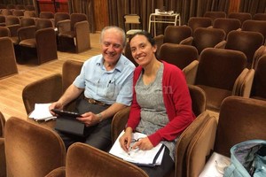 ELLITORAL_135908 |  Gentileza OSPSF Balzanelli junto a la maestra Alejandra Urrutia, directora titular de la Orquesta Sinfónica de Santa Fe.