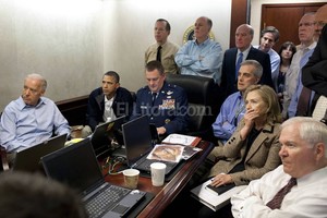 ELLITORAL_150952 |  Agencia dpa Histórica imagen tomada el 02/05/2011 en la Casa Blanca, donde se puede ver a Barack Obama mirando fijamente a la pantalla junto a un militar mientras Hillary Clinton se tapa la boca en medio de la tensión durante la operación para abatir a Osama Bin Laden.