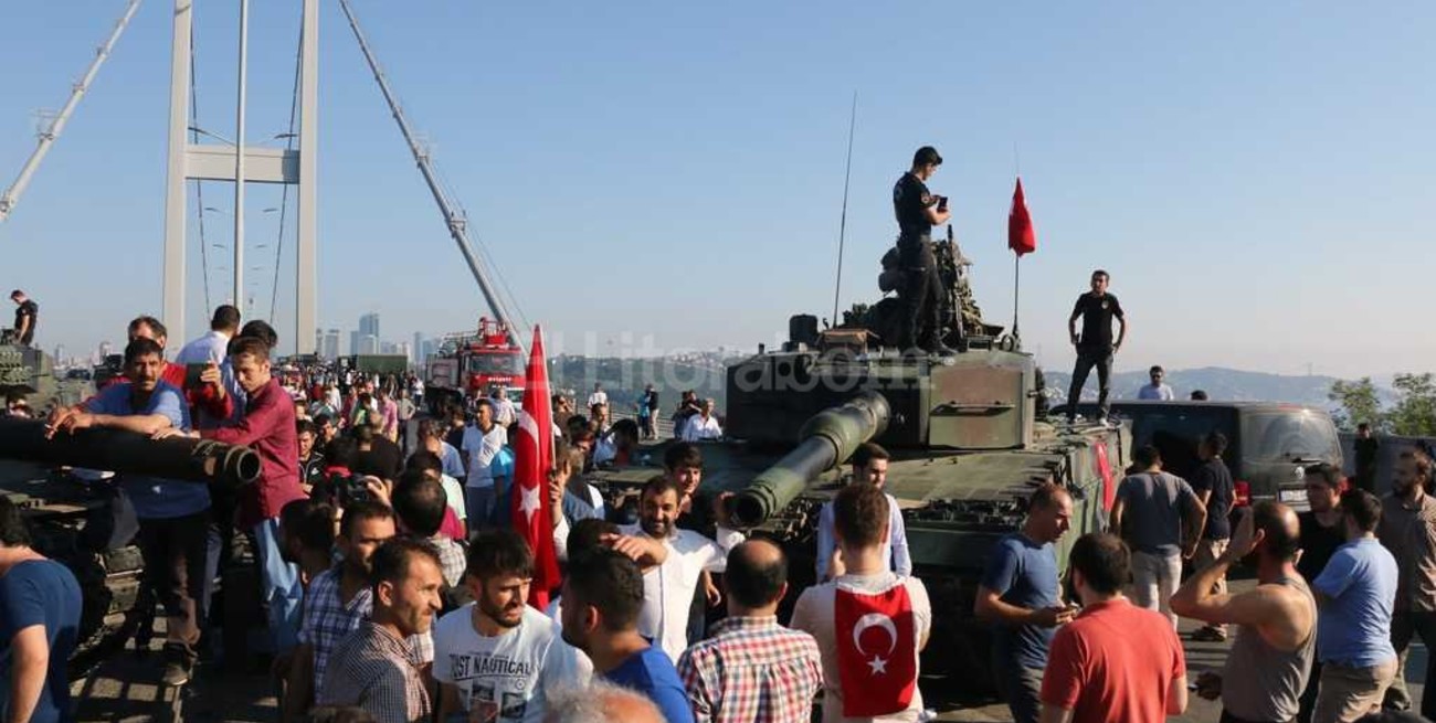 3 diplomáticos turcos detenidos por el fallido golpe