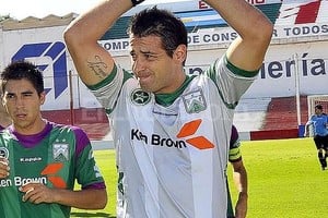 El Litoral Jorge Carranza tiene 35 años, viene de cumplir buenas actuaciones en O?Higgins y fue el hombre buscado por Vignatti para reforzar el plantel en el puesto de arquero. Competirá con Broun.