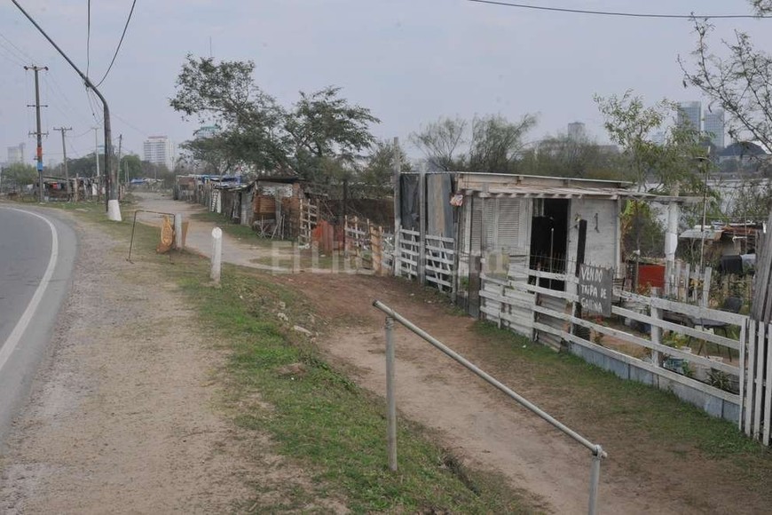 ELLITORAL_158407 | Guillermo Di Salvatore Acceso. Ni bien se ingresa a Alto Verde se observa a mano derecha la hilera de ranchos junto al río.