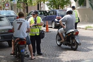 ELLITORAL_126804 |  Flavio Raina Ciclistas. Peatones y ciclistas tienen -por norma- prioridad en el tránsito, Pero muchas veces reciben o propinan insultos a los conductores de vehículos motorizados.