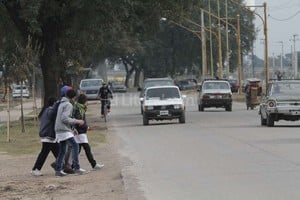 Mauricio Garín Mucho tráfico. La avenida Teniente Loza, a la altura del barrio, es muy transitada porque a pocos metros hacia el oeste se encuentra el Mercado Concentrador de Frutas y Verduras.