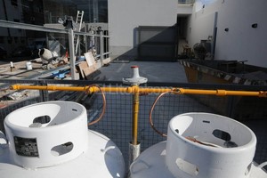 ELLITORAL_127047 |  Flavio Raina Un serio riesgo. Actualmente las garrafas están resguardadas por una estructura de chapa. Para obtener la habilitación municipal, deberán construir una pared de hormigón armado. Eso tampoco deja tranquilos a los vecinos.