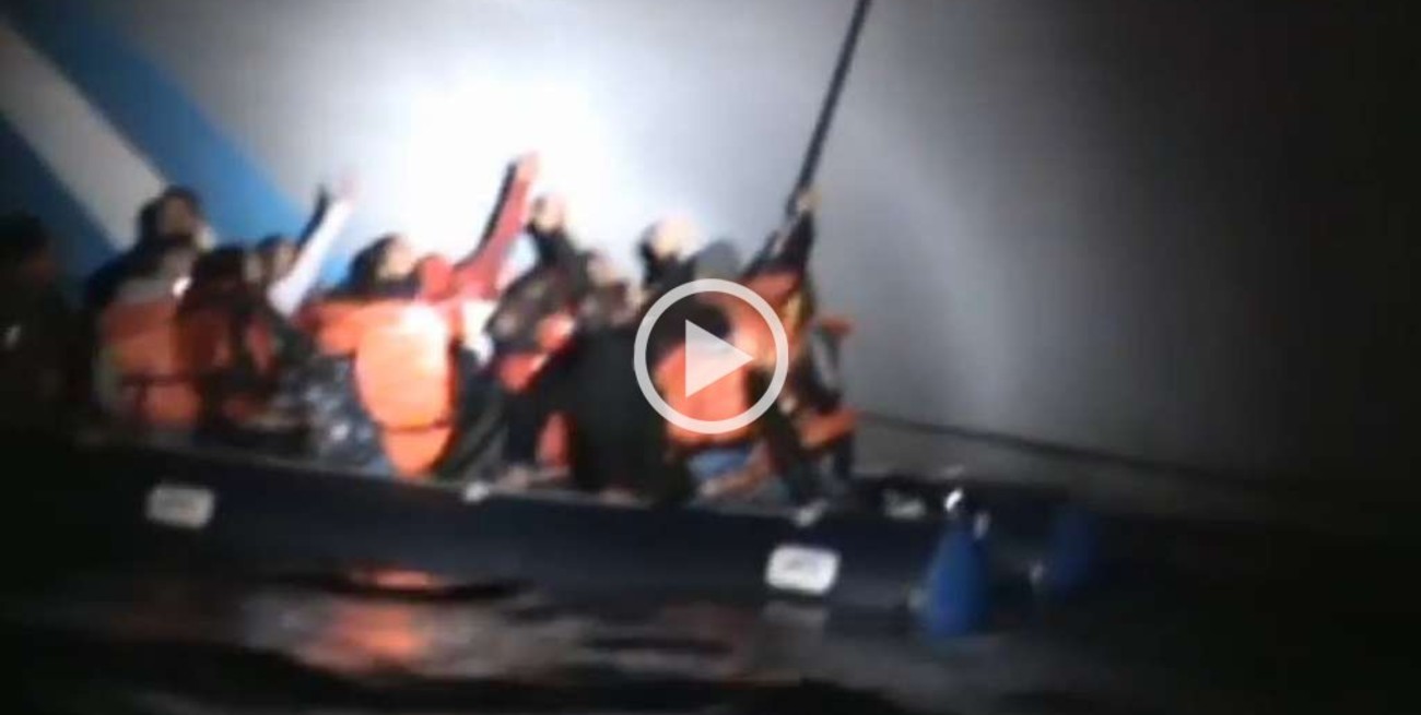Video: guardia costera de Grecia ataca una balsa de refugiados