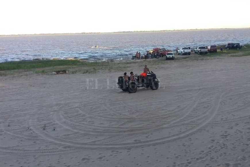 ELLITORAL_172923 |  Archivo El Litoral Jeep. Esta fotografía en la que se observa a menores al volante de un jeep fue enviada por un vecino de Playa Norte el domingo 29 de enero pasado.