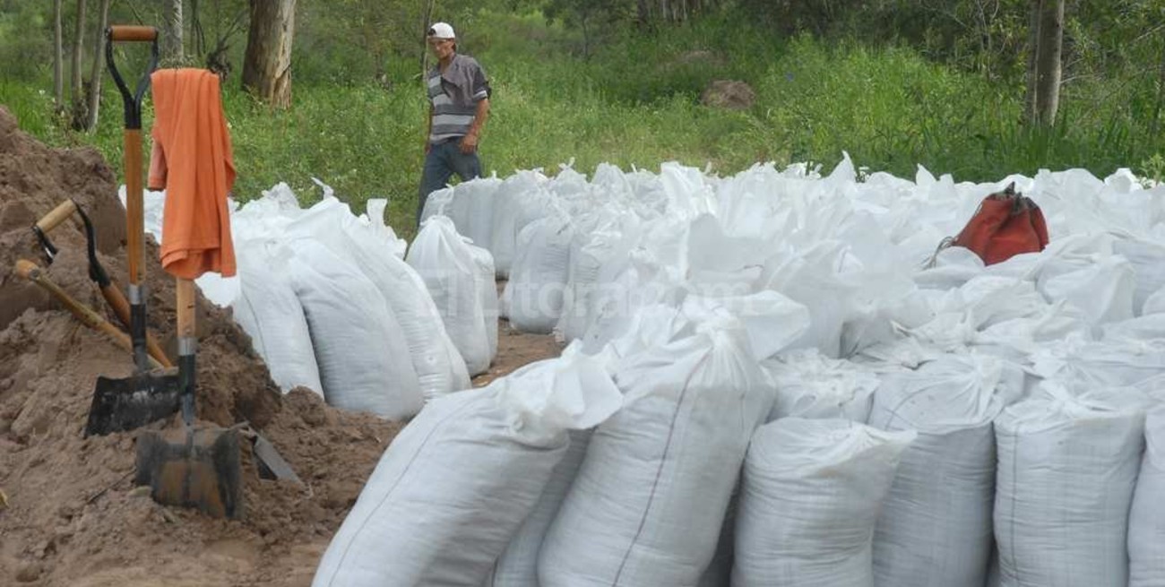 En Rincón Norte piden ayuda urgente para frenar el avance del agua