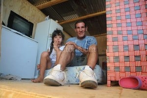 ELLITORAL_143532 |  Flavio Raina Luna y su papá. La foto fue tomada el 27 de diciembre pasado, cuando recién estaban armando los módulos habitacionales.