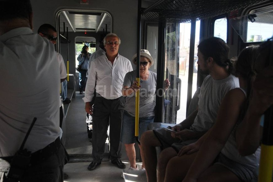 ELLITORAL_143353 |  Guillermo Di Salvatore Delia, una jubilada de Los Hornos, fue una de las primeras en disfrutar del viaje.