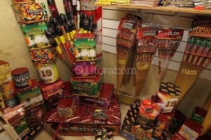 ELLITORAL_169748 |  Guillermo Di Salvatore Fiestas con estruendos. En muchas otras ciudades de la provincia y el país, la venta de estos productos ya está prohibida o estrictamente regulada.