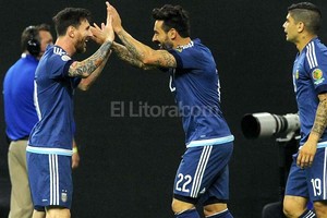 ELLITORAL_154685 |  Telam Lavezzi festeja con Messi su gol, a pocos minutos de comenzado el juego en Houston