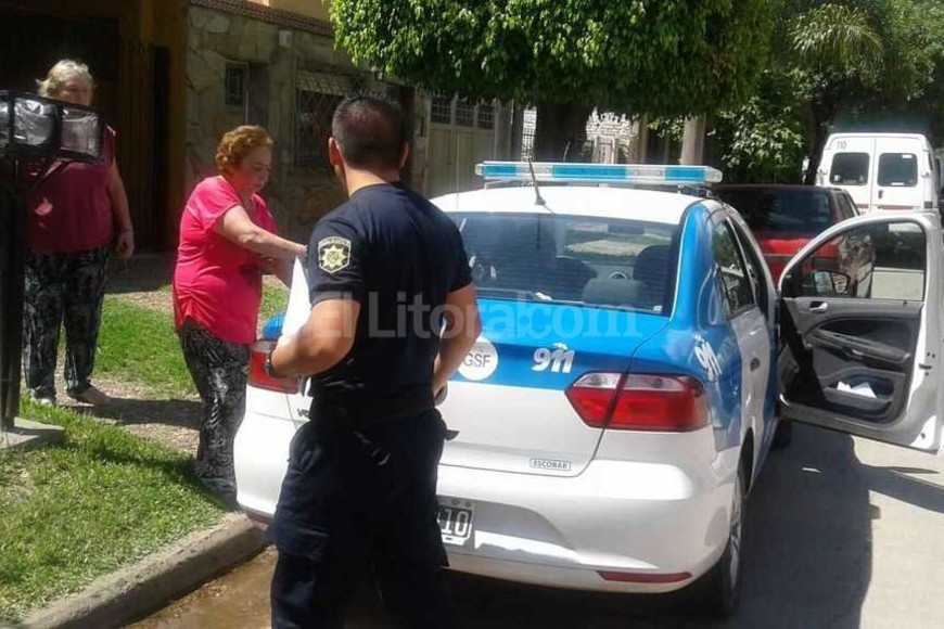 ELLITORAL_166150 |  Danilo Chiapello La mujer fue contenida por los uniformados que luego la trasladaron hasta la seccional 8va. para que radique la denuncia.