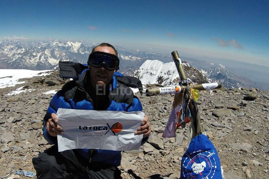 ELLITORAL_144822 | Gentileza Ulises Luna En lo más alto. La cumbre del Aconcagua, un lugar legendario para todo escalador argentino. Ulises llevó el banderín de su escuela de montaña.
