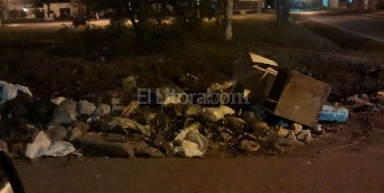 Espacio verde invadido por la basura en barrio Belgrano