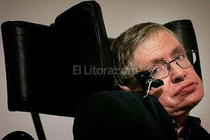 ELLITORAL_129650 |  Gentileza Hawking advierte sobre los peligros del uso bélico de la inteligencia artificial.