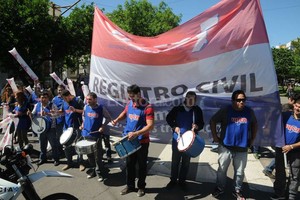 ELLITORAL_139734 |  Flavio Raina Los trabajadores se manifestaron hoy en la puerta de las oficinas de San Luis 2600.