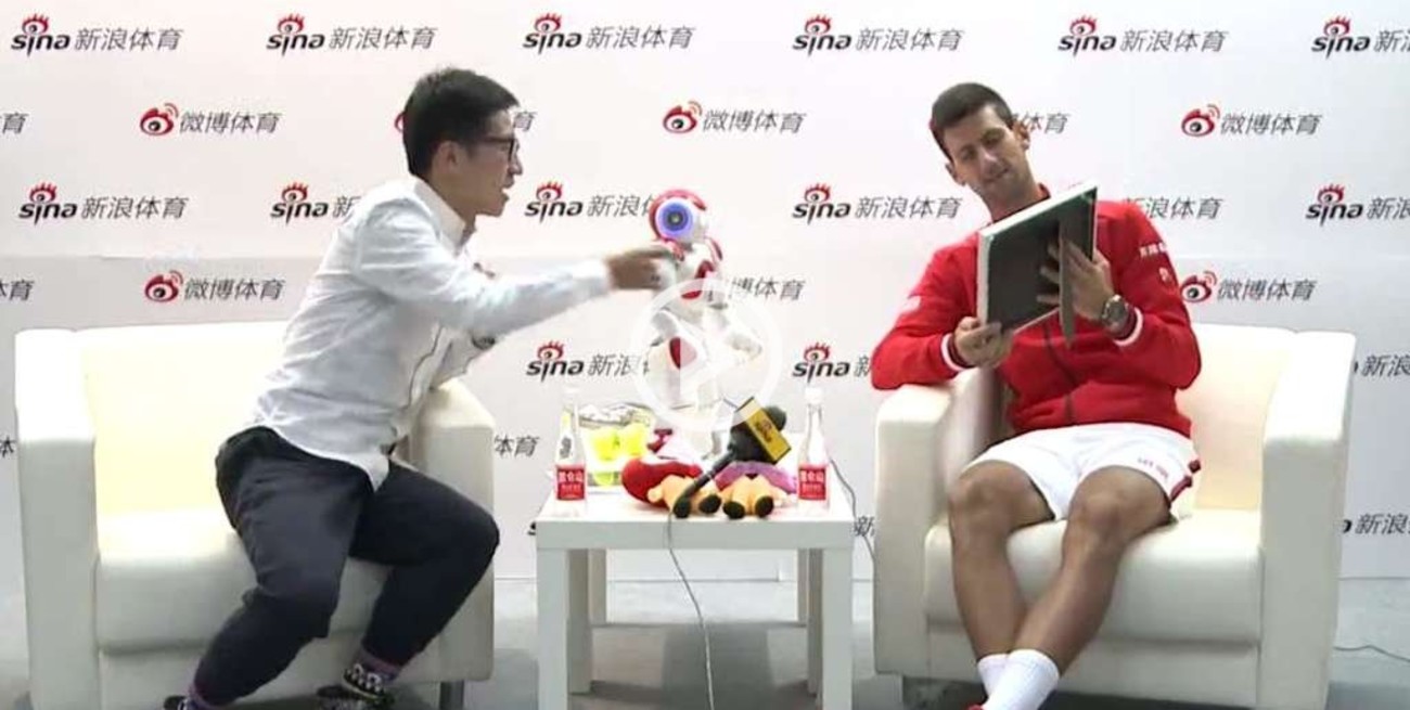 Djokovic se divierte con un particular amigo