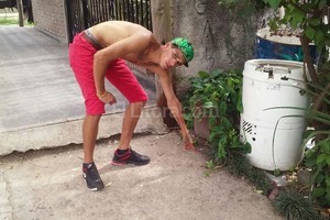 ELLITORAL_142313 |  Danilo Chiapello Marcos, hermano de Melani, señala el lugar donde cayó la pequeña.  Los disparos eran para mí , dijo a este diario.