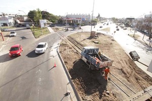 ELLITORAL_126170 |  Guillermo Di Salvatore En obras. Todavía no finalizaron las tareas municipales, pero ya se anuló la rotonda. Sólo quedó habilitado el derivador de tránsito de A. del Valle a Presidente Roca.