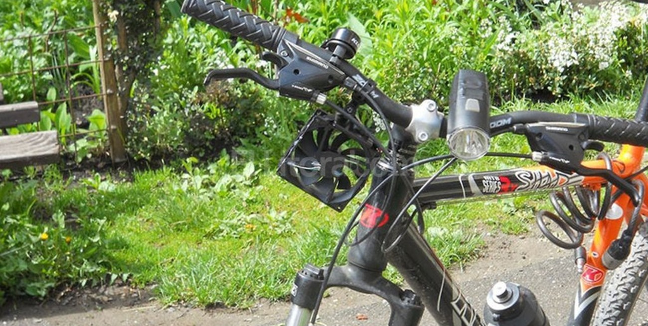Dispositivo para cargar la batería del celular con la bicicleta