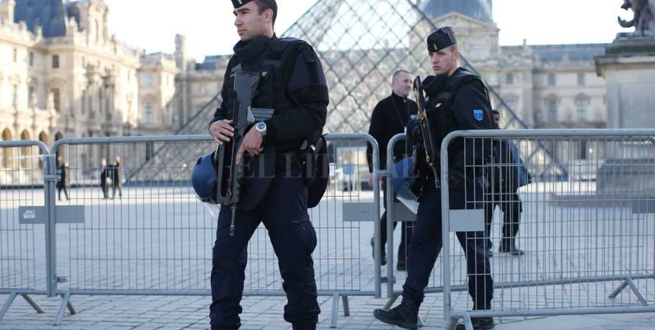 Cierran el museo del Louvre en París tras incidente armado 