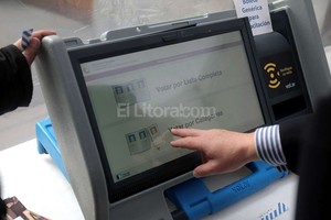 ELLITORAL_127776 |  DYN Debut. En la ciudad de Buenos Aires por primera vez se usarán equipos para la impresión electrónica de las boletas. Los mecanismos de control será similares a una elección tradicional.