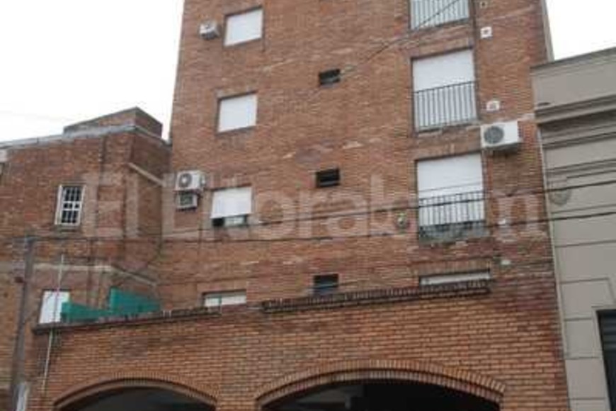 ELLITORAL_171275 |  Guillermo Di Salvatore Todos los inmuebles afectados se ubican en el 5º piso. Personal policial trabajó en el lugar en busca de pistas.
