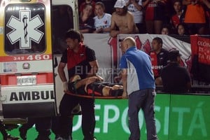 ELLITORAL_168277 |  Télam El delantero de Colón Tomás Sandoval sufrió un golpe en la cabeza y fue trasladado al Sanatorio Santa Fe