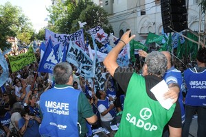 Flavio Raina Queremos discutir una nueva oferta, sin techo ni aprietes , repitieron los dirigentes sindicales en la movilización de esta mañana frente a la Región IV.