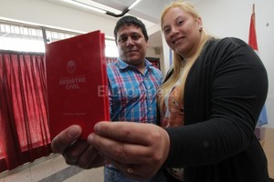 ELLITORAL_136436 |  Mauricio Garín Carolina Pereyra y Pablo Suárez se casaron esta mañana, acompañados por sus dos hijos Renzo y Tiziano. ¡Y un tercero viene en camino!