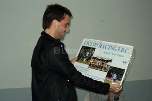 Archivo El Litoral. Ignacio Canuto recibiendo un reconocimiento del club que lo vio nacer, Ciclón Racing, en las canchas de la Liga Santafesina. Luego, llegó el tiempo de ponerse la camiseta de Unión en el profesionalismo de AFA. Ahora, después de varios intentos, su sueño de volver al tatengue está muy cerca de concretarse.