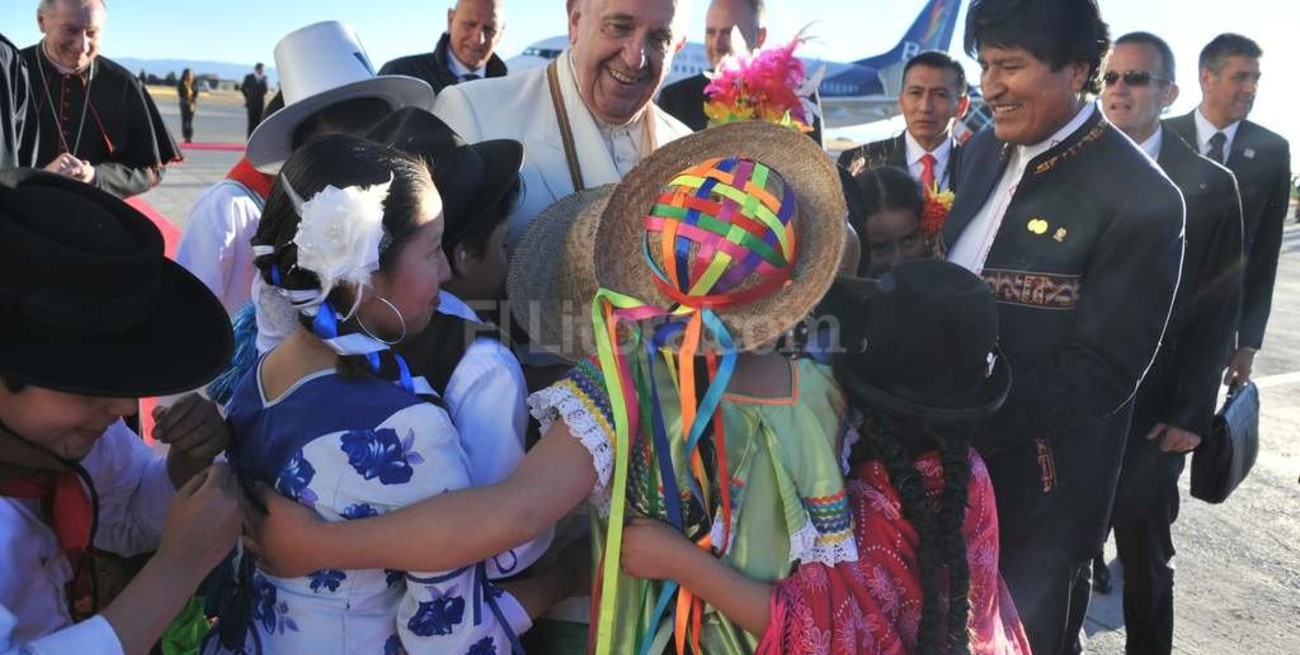El Papa llegó a Bolivia y pidió diálogo con Chile por salida al mar