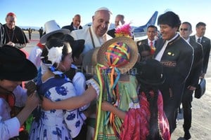 ELLITORAL_128065 |  EFE El Papa Francisco fue recibido por el presidente Evo Morales y un grupo de bolivianos con trajes típicos.
