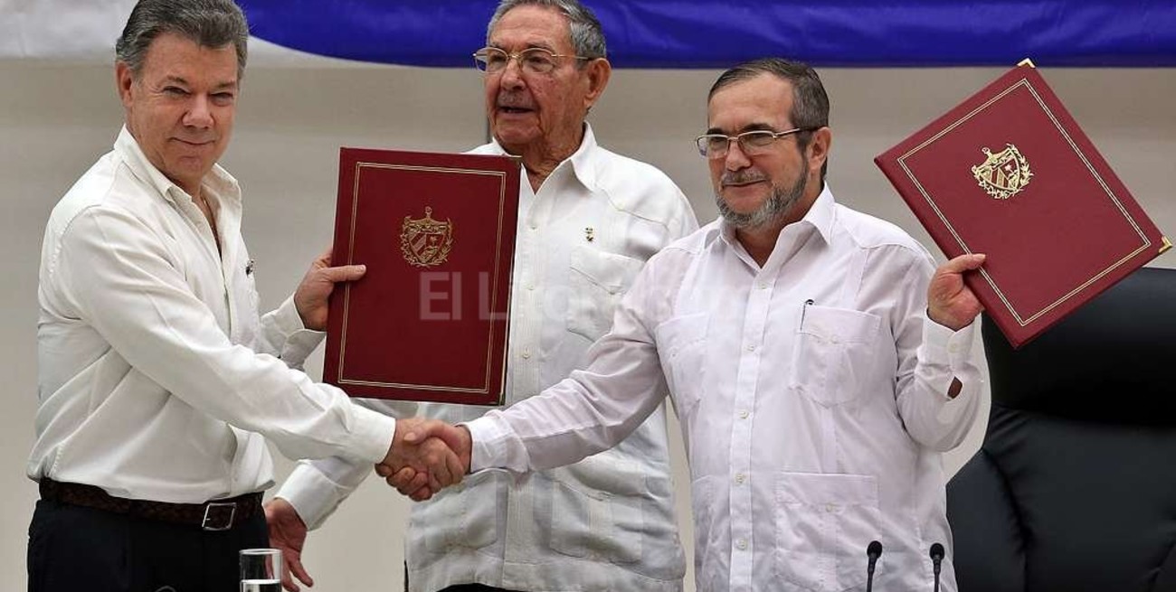 Santos y Timochenko formalizan el acuerdo de paz