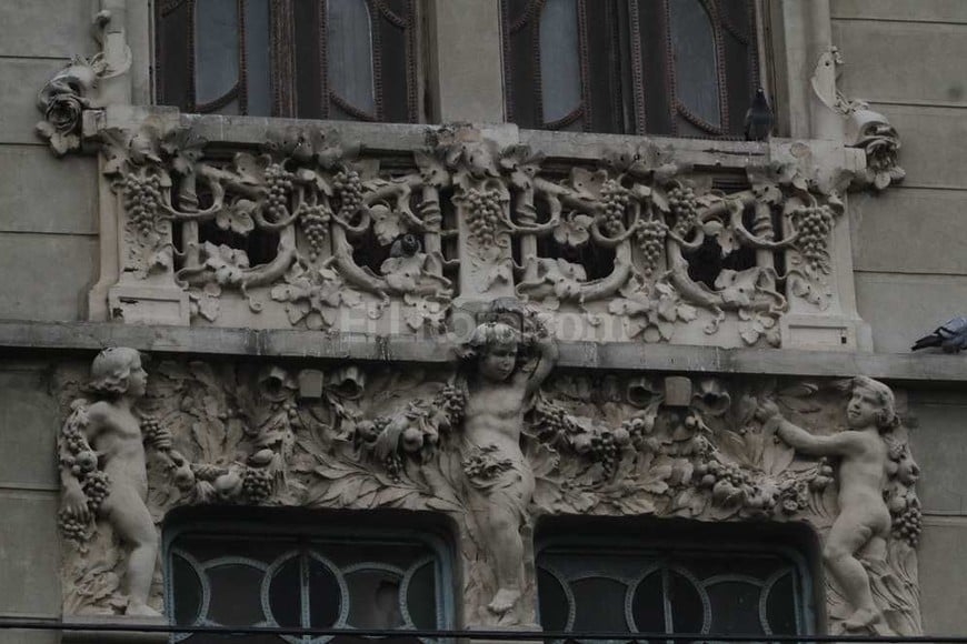 ELLITORAL_140951 |  Mauricio Garín Palomas se confunden entre los angelitos y racimos de uvas que ornamentan la fachada.