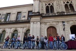 Gentileza Prensa Rectorado UNL A pedalear. El rector Cantard junto con los estudiantes beneficiarios que ya cuentan con sus nuevas bicicletas.