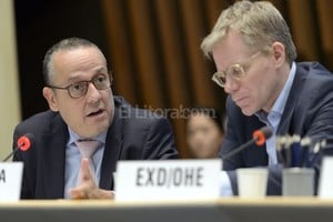 ELLITORAL_144292 |  EFE El director ejecutivo de la OMS para emergencias sanitarias, Bruce Aylward (d), y el director del Departamento de Enfermedades Transmisibles y Análisis de Salud de la OPS, Marcos Espinal, durante una sesión del Consejo Ejecutivo de la OMS en Ginebra.