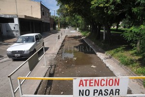 ELLITORAL_173863 |  Flavio Raina El recorte del asfalto es sobre la mano oeste de calle Vélez Sarsfield al 5800. Cuando la Municipalidad termine de reparar ese tramo, hará lo mismo en la mano este.