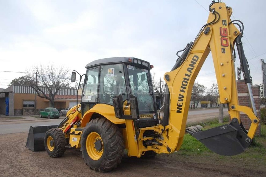 ELLITORAL_157291 | Flavio Raina Retroexcavadora. La Comuna de Monte Vera recibió el viernes pasado esta máquina de vital importancia para los trabajos en los desagües y caminos, a través del programa de Obras Menores del gobierno provincial.